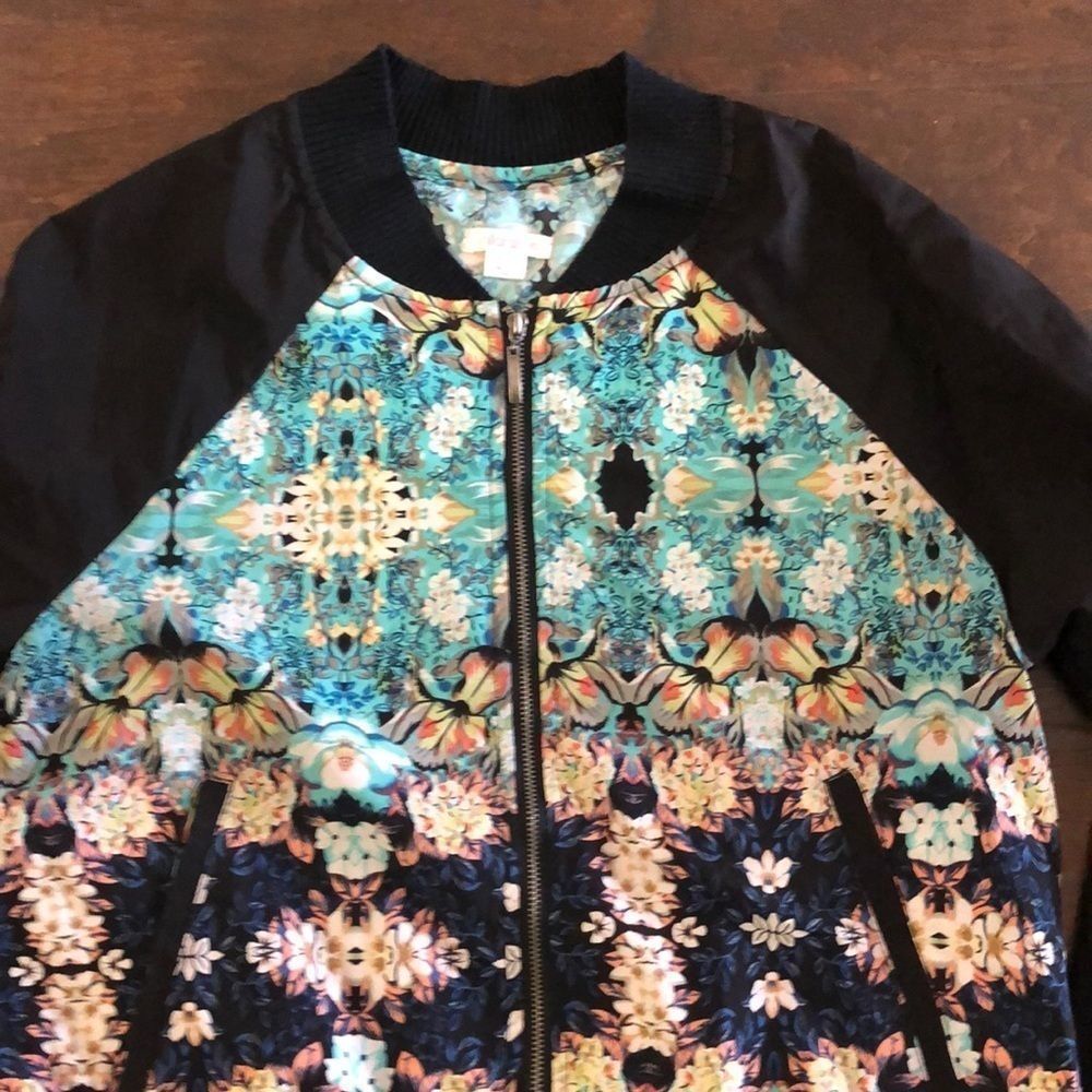 Women’s Jacket - Picture 2 of 4